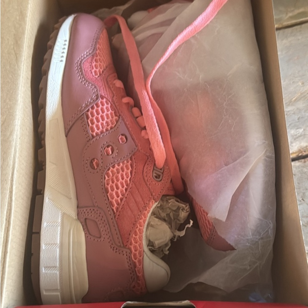 Brand New Pink saucony tennis shoes